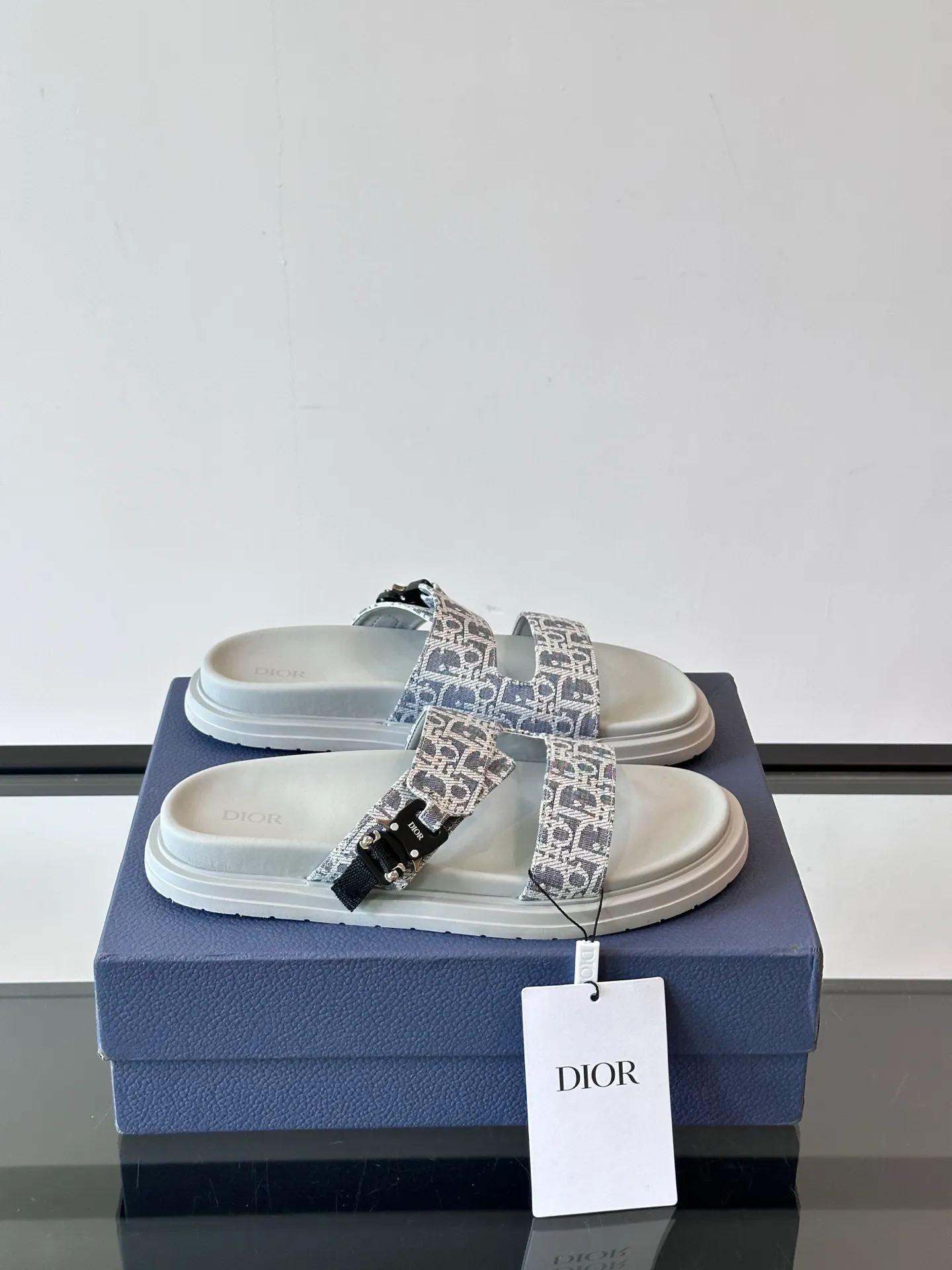 Factory price: 300💰Dior Aqua men's sandals and slippers. Showcasing Dior haute couture design. The Dior gray suede strap is accented with an aluminum Dior buckle for added style. Paired with a comfortable tonal notch sole, they pair easily with shorts or jeans for a sophisticated look. Main body: suede cow leather, technical fabric lining: cow leather, with adjustable straps, aluminum Dior buckle, Dior gray EVA insole, tonal notch rubber outsole splicing structure👌👌 size: 38-44 (45.46 customized)